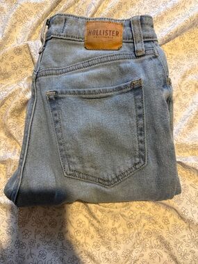 Hollister Women’s Light Wash High-Rise Jeans